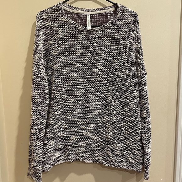 🏷️ 3/$15 SALE Fabletics Mesh Sweater - Picture 3 of 9